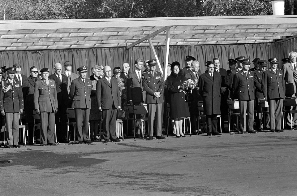 Prins Bernhard en mevrouw T.H. Spoor-Dijkema, Bestanddeelnr 919-7338