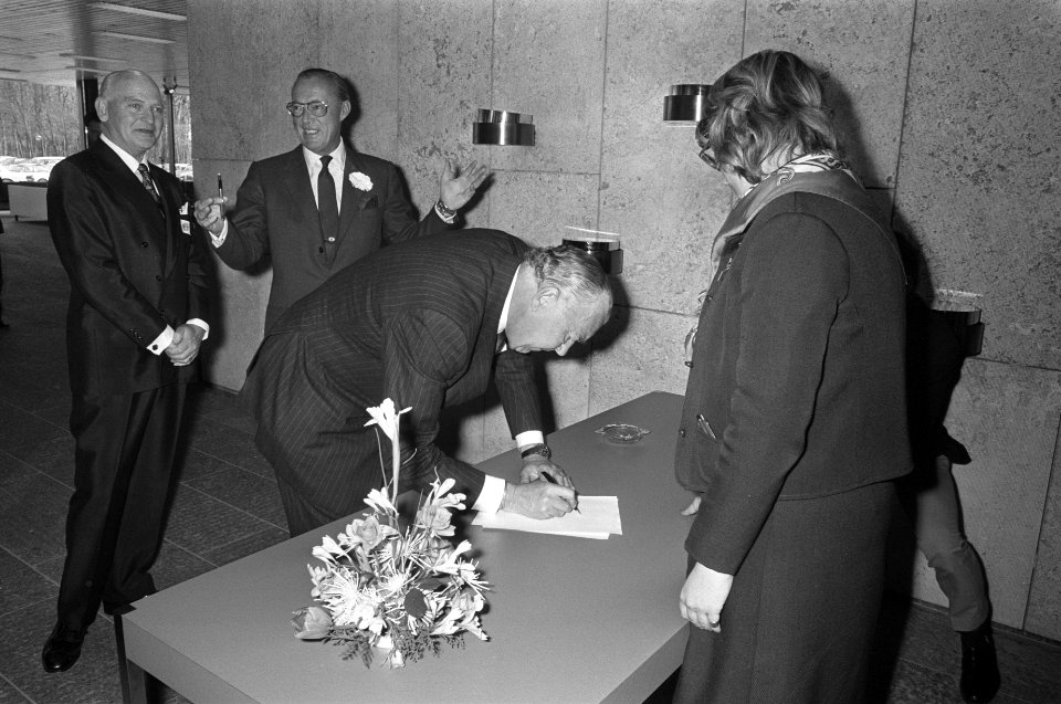Prins Bernhard en prins Bert van Zweden tijdens opening. Inschrijving in het gas, Bestanddeelnr 925-5435