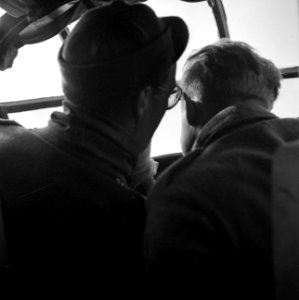 Prins Bernhard en een co-piloot in de cockpit van een vliegtuig, Bestanddeelnr 255-8002