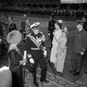 Prins Bernhard en koningin Juliana bij aankomst bij de Ridderzaal, Bestanddeelnr 920-7190