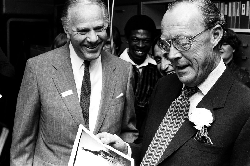 Prins Bernhard bekijkt een publicatie, Bestanddeelnr 930-2131
