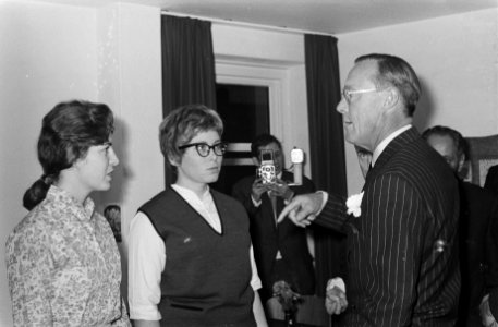 Prins Bernhard opende Studentenhuis Westermarkt te Amsterdam, de prins bracht be, Bestanddeelnr 914-4146