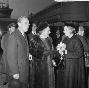 Prins Bernhard en Prinses Beatrix terug, koningin Juliana kwam ze afhalen op Sch, Bestanddeelnr 917-0634