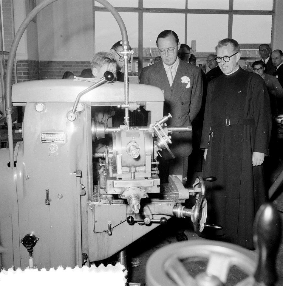 Prins Bernhard bezoekt industriegebied Etten Leur , ambachtsschool, Bestanddeelnr 907-3645