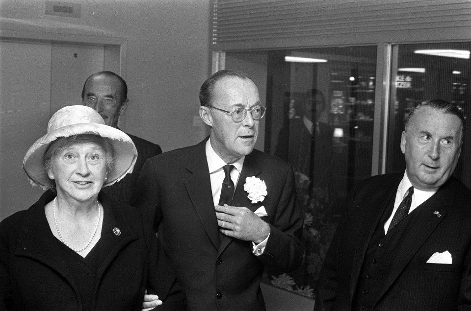 Prins Bernhard bij receptie ter gelegenheid 50-jarig bestaan KLM Congresgebouw D, Bestanddeelnr 922-8465