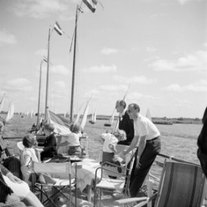 Prins Bernhard, prinses Beatrix, prinses Irene, prinses Margriet en anderen op h, Bestanddeelnr 255-7478