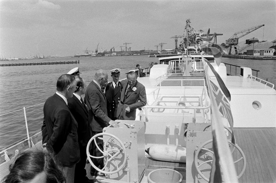 Prins Bernhard doopt gaffelschoener Eendracht in Amsterdam Noord Prins Bernh, Bestanddeelnr 927-2286