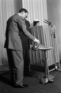 Prins Bernhard opent complex van PIT in Eindhoven, Bestanddeelnr 913-4352