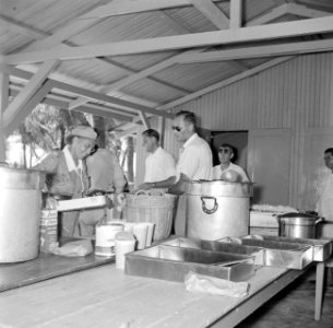 Prins Bernhard in de keuken van de padvinders op Palm Beach, Aruba, Bestanddeelnr 252-3939