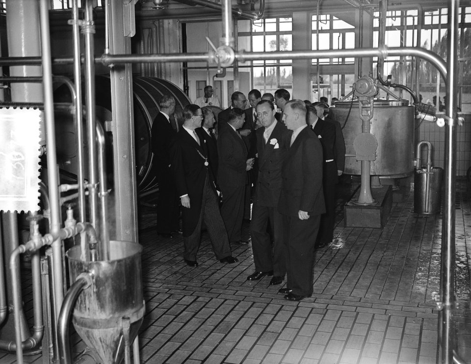 Prins Bernhard bezoekt industriegebied Etten Leur , Coop. Zuivelfabriek De Hoop, Bestanddeelnr 907-3673