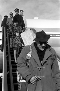 Prins Aschwin en Prinses Simone in Nederland, hier op Schiphol, Bestanddeelnr 914-8573