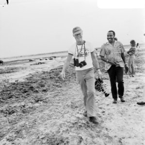 Prins Bernhard brengt bezoek aan Nationaal Park Virunga Zaire, Bernhard, in trui, Bestanddeelnr 926-6129