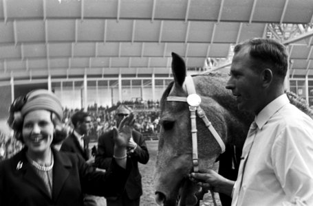 Prins Bernhard en Prinses Beatrix brachten bezoek aan Irenehal in Utrecht (landb, Bestanddeelnr 916-9232
