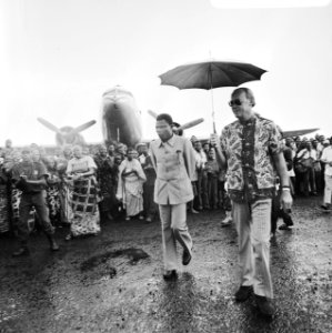 Prins Bernhard brengt bezoek aan Nationaal Park Virunga Zaire, Bernhard met para, Bestanddeelnr 926-6127