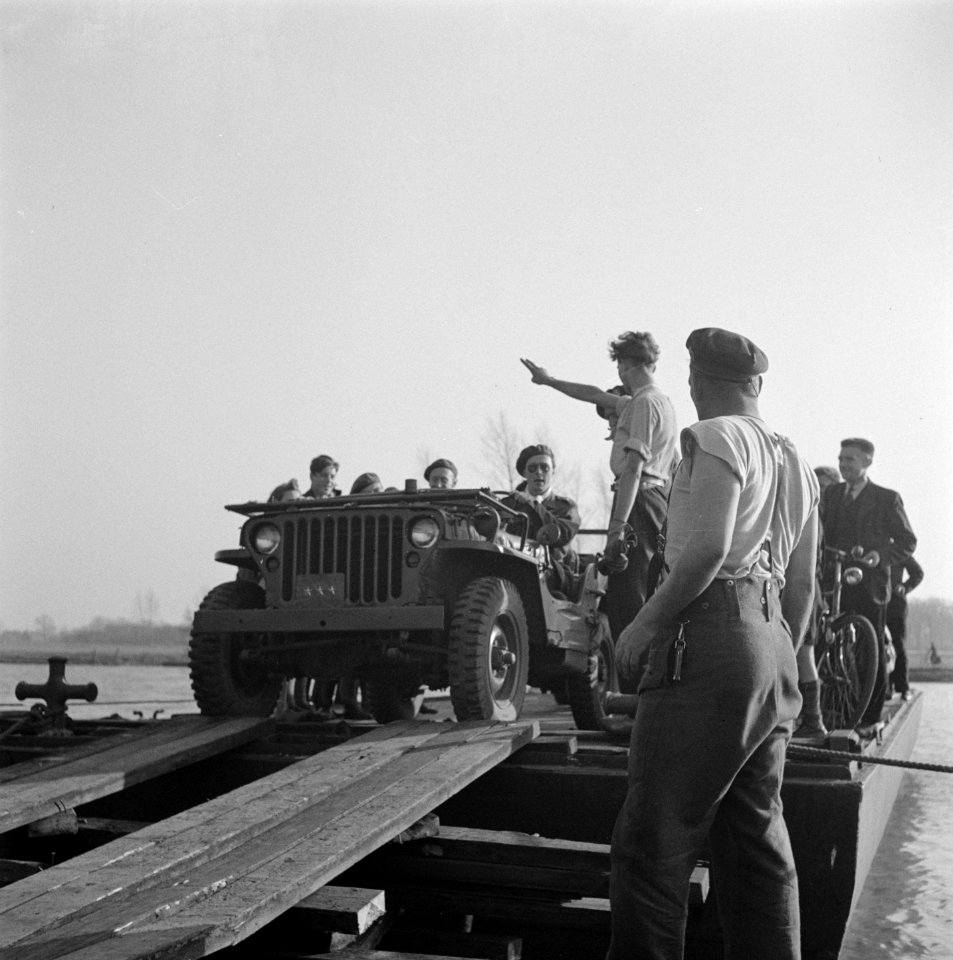 Prins Bernhard, die vrijwel altijd zijn eigen jeep bestuurde, verlaat een ponton, Bestanddeelnr 900-2535
