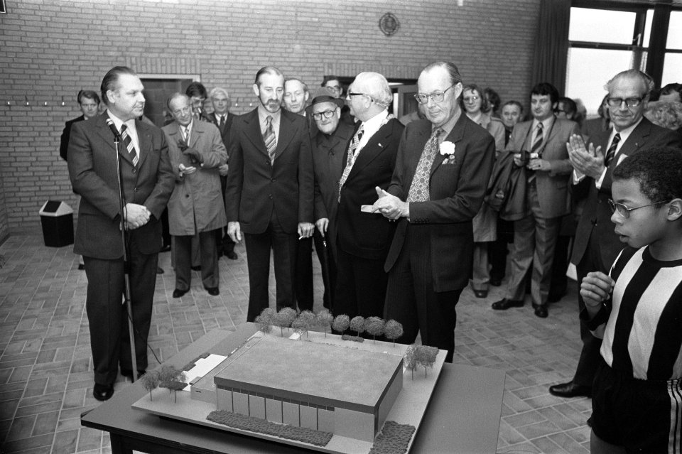 Prins Bernhard bezoekt gemeente Waddinxveen Prins Bernhard in Sportpark De Snie, Bestanddeelnr 927-6068