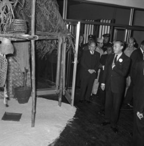 Prins Bernhard opende Surinametentoonstelling Mamio in Zwolle Prins Bernhard en, Bestanddeelnr 915-2817