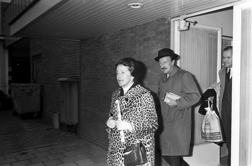 Prins Aschwin en prinses Simone van Schiphol vertrokken naar New-York, Bestanddeelnr 918-9941
