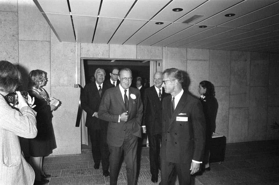 Prins Bernhard en prins Bert van Zweden tijdens rondleiding, Bestanddeelnr 925-5442