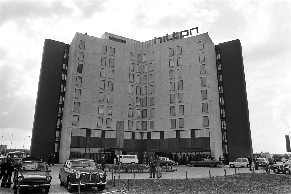 Prins Bernhard opent Hiltonhotel op Schiphol door lint door te knippen, Bestanddeelnr 925-8889
