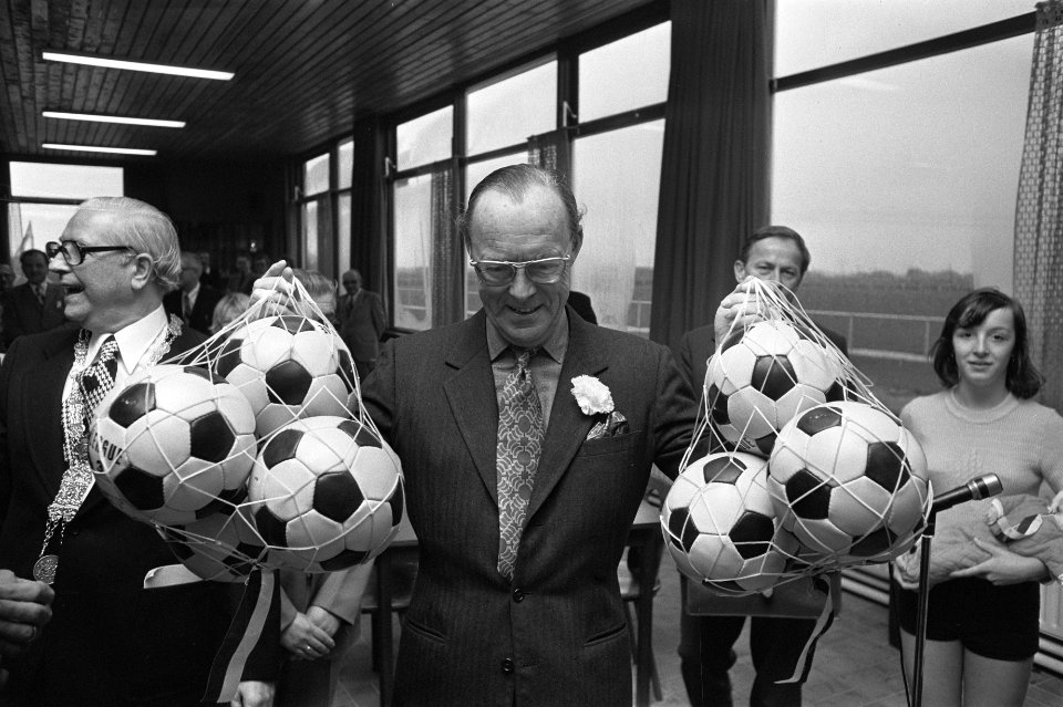 Prins Bernhard bezoekt gemeente Waddinxveen Prins Bernhard krijgt voetballen bi, Bestanddeelnr 927-6067