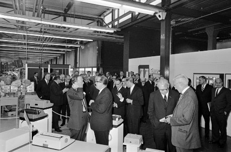 Prins Bernhard opende nieuw gebouw van IBM in Amsterdam Slotervaart. De prins me, Bestanddeelnr 921-3344