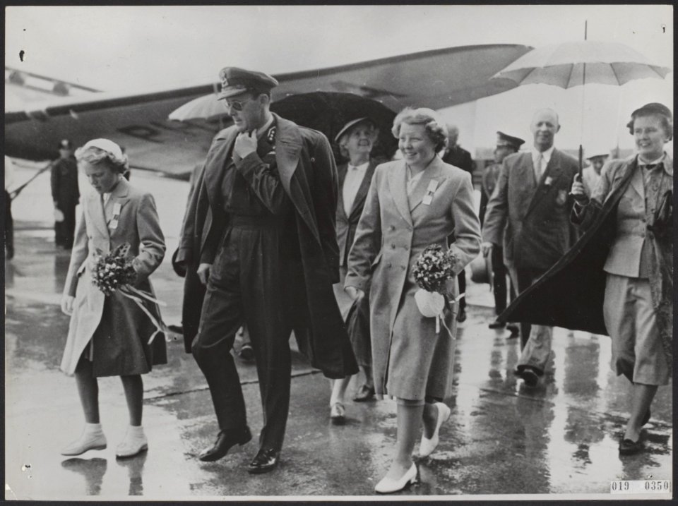 Prins Bernhard, Irene en Beatrix komen aan op het vliegveld van Helsinki waar zi, Bestanddeelnr 019-0350