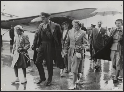 Prins Bernhard, Irene en Beatrix komen aan op het vliegveld van Helsinki waar zi, Bestanddeelnr 019-0350