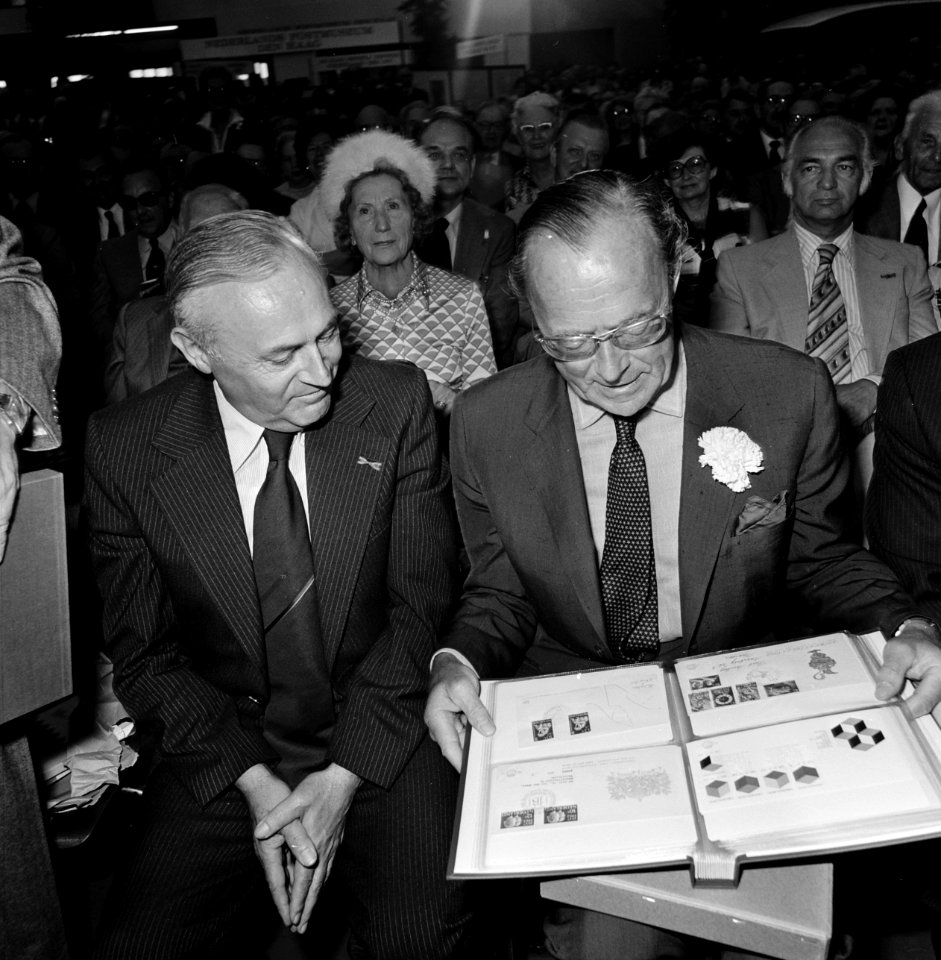Prins Bernhard opent Amphilea 77 in RAI Amsterdam, Prins Bernhard en Leeman (r), Bestanddeelnr 929-1987