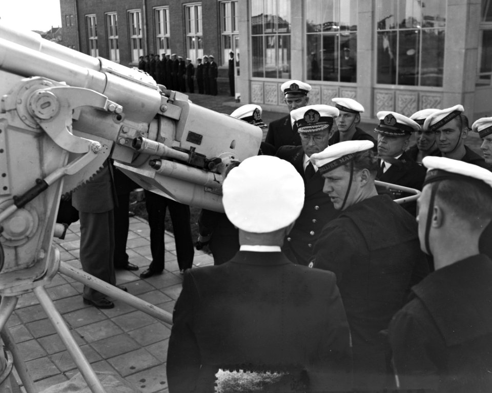 Prins Bernhard in Den Helder opleiding koopvaardijker bij havenwerken, Bestanddeelnr 904-7654