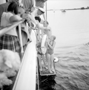Prins Bernhard, prinses Beatrix en prinses Irene gaan vanaf het jacht zwemmen, Bestanddeelnr 255-7639