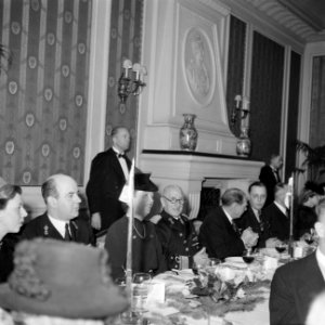 Prins Bernhard aan een diner met burgers en marineofficieren, Bestanddeelnr 255-8100