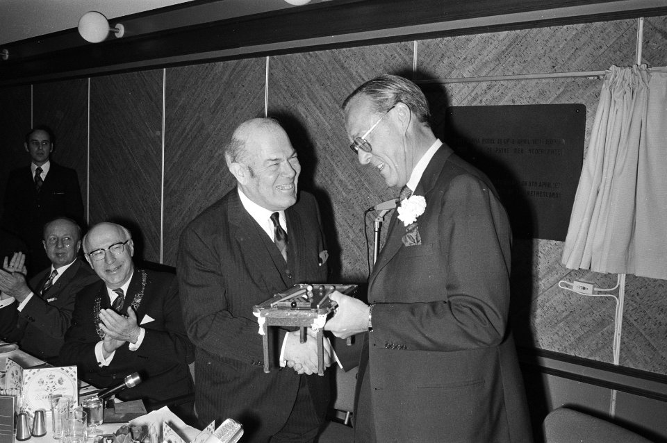 Prins Bernhard (r) krijgt een klein biljart uit handen van Douglas Gluckstein, Bestanddeelnr 924-4276