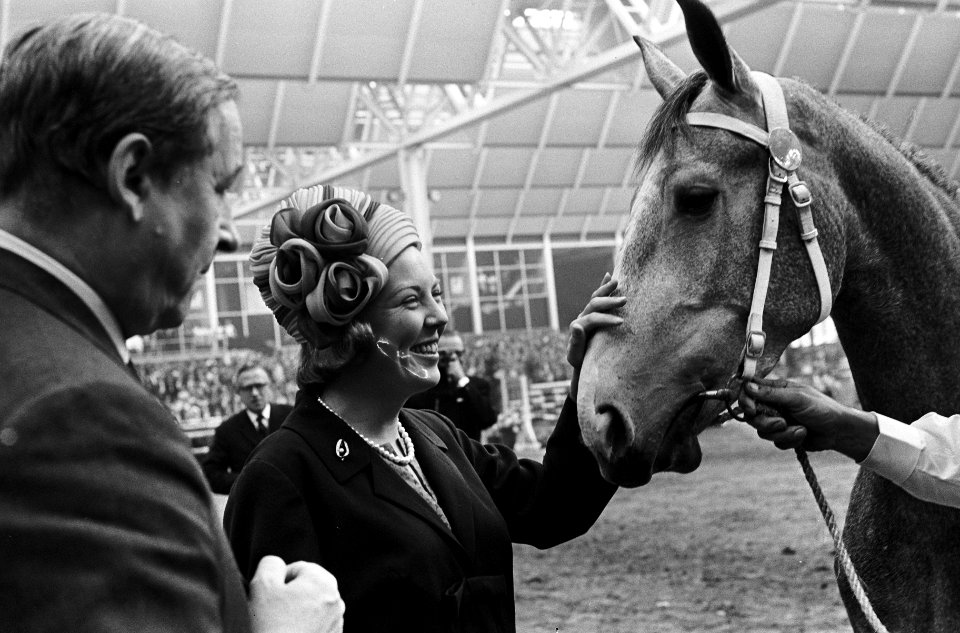 Prins Bernhard en Prinses Beatrix brachten bezoek aan Irenehal in Utrecht (landb, Bestanddeelnr 916-9231