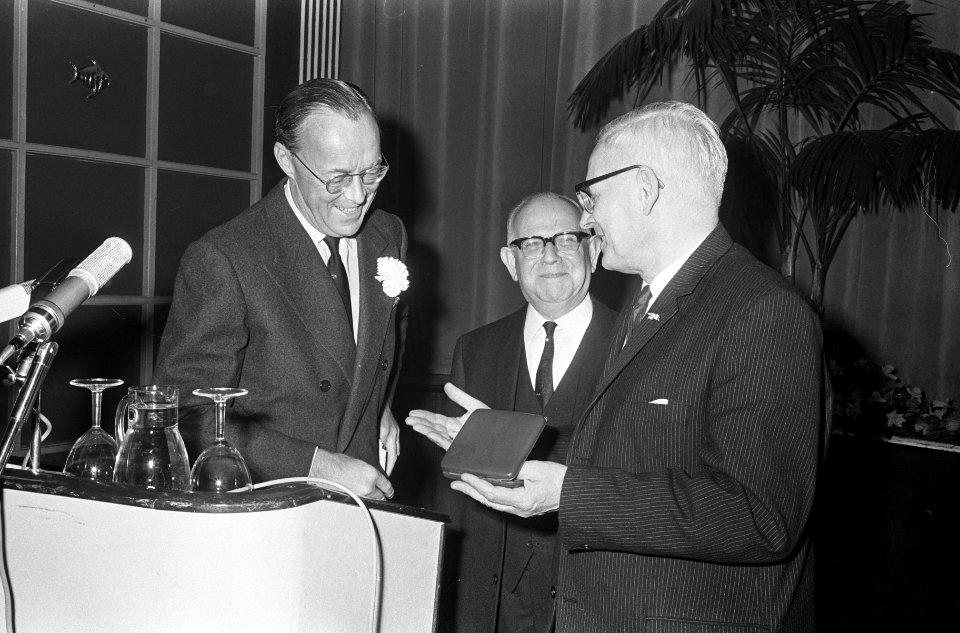 Prins Bernhard bij NOVIB, prins geeft penning van verdienste aan prof. De Vries , Bestanddeelnr 918-9719
