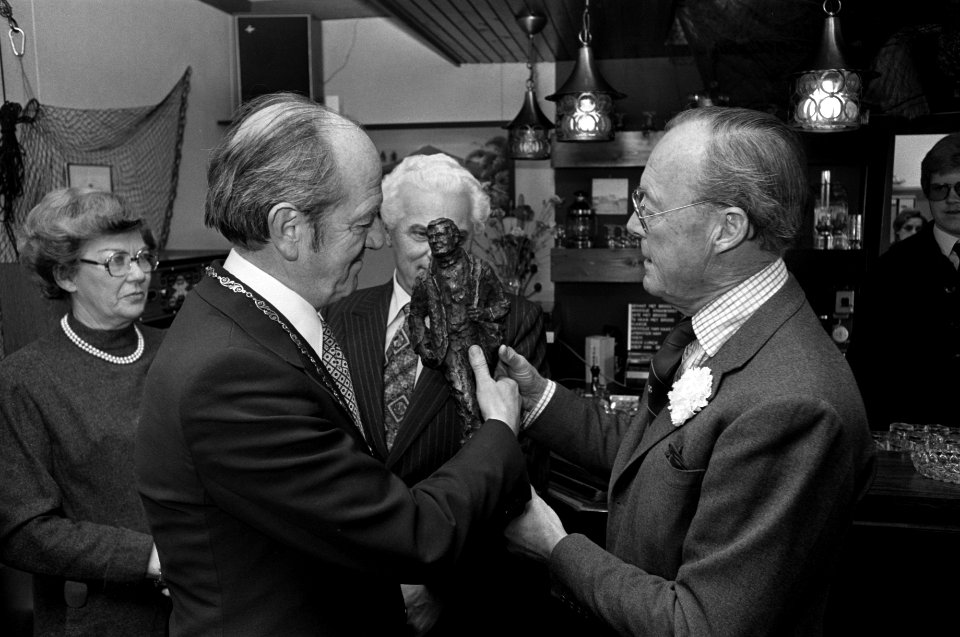 Prins Bernhard (r) onthult te Lage Zwaluwe het 'Crossline-monument' Prins Bernh, Bestanddeelnr 929-4677