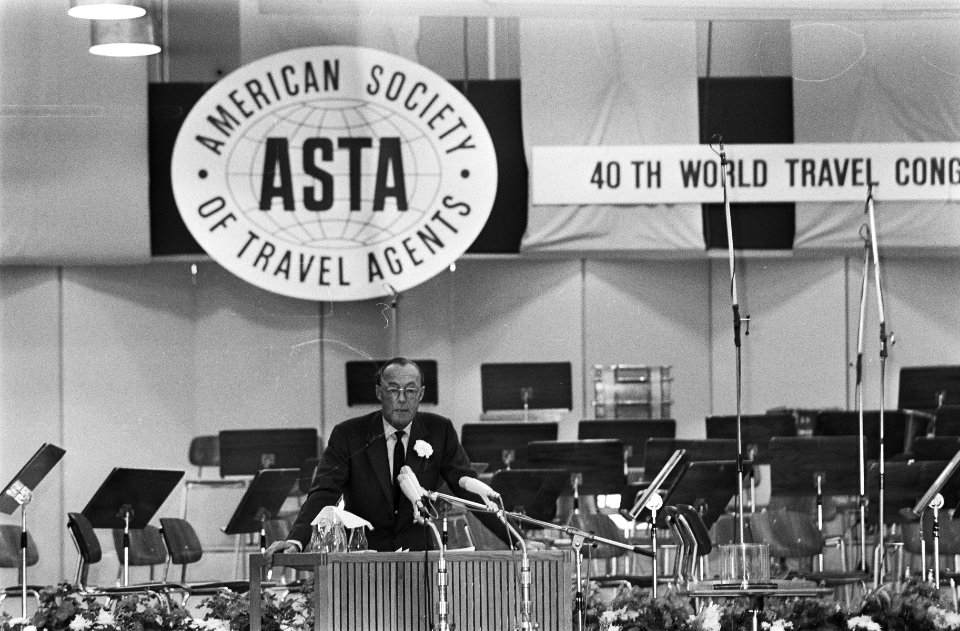 Prins Bernhard opent ASTA-Congres ( American Society of Travel Agents) in RAI, A, Bestanddeelnr 923-9758
