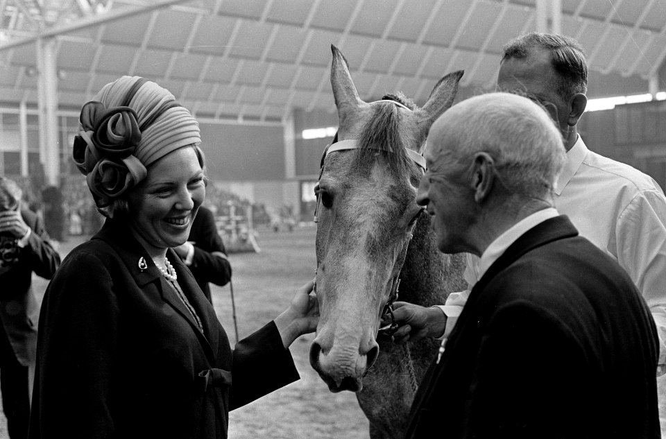 Prins Bernhard en Prinses Beatrix brachten bezoek aan Irenehal in Utrecht (landb, Bestanddeelnr 916-9230