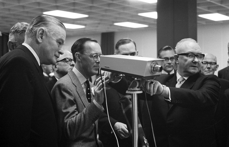 Prins Bernhard opent complex van PIT in Eindhoven Prins krijgt TV-camera aangeb, Bestanddeelnr 913-4365