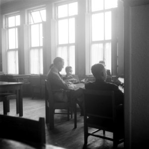 Prins Bernhard in bespreking met gezelschap, Bestanddeelnr 902-7423