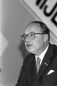 Prins Bernhard bij jubileumdag Nijenrode (40 jaar) jhr. Loudon (Akzo) tijdens s, Bestanddeelnr 933-8195