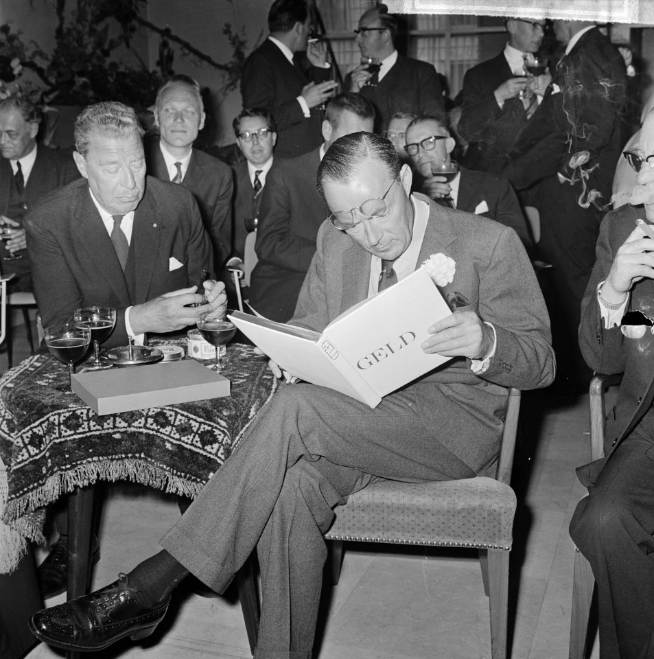 Prins Bernhard bezoek gebracht aan het Bankiershuis Lentjes en Drossaerts in Den, Bestanddeelnr 916-5018