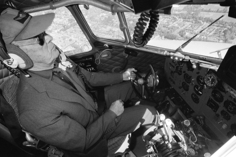 Prins Bernhard aan de stuurknuppel van een Dakota uit 1943, Bestanddeelnr 933-6706