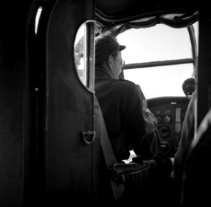 Prins Bernhard in de cockpit van een vliegtuig, Bestanddeelnr 255-8004