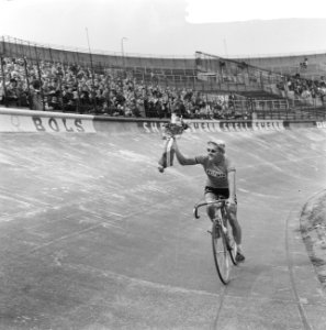 Prins Bernhard bij finish ronde van Nederland, Jan Janssen rijdt ererondje, Bestanddeelnr 917-7791