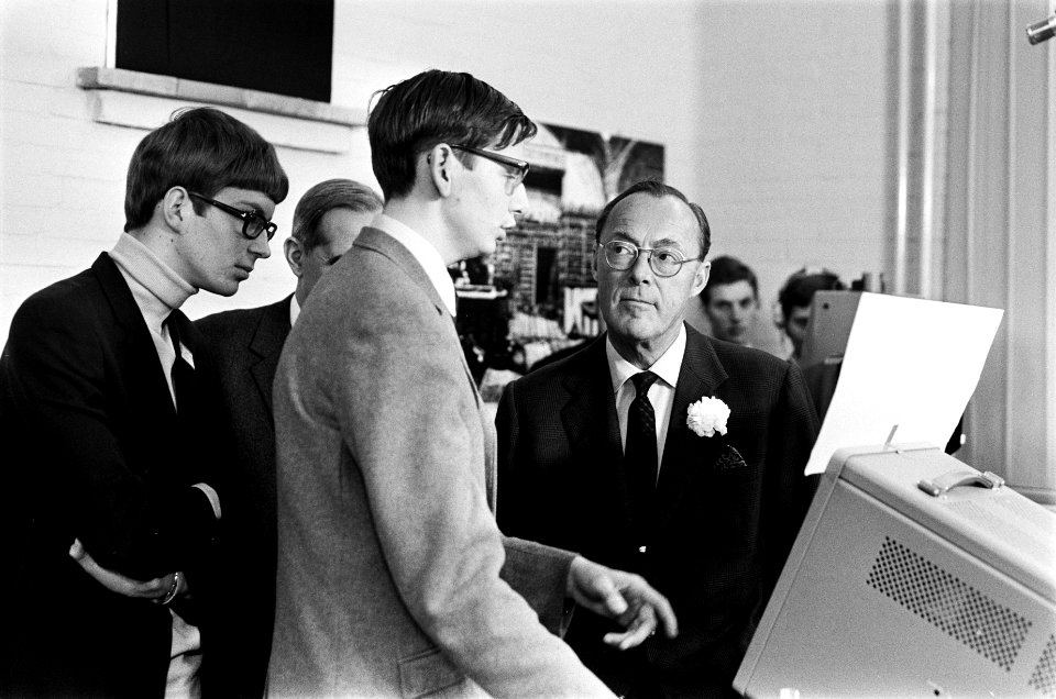 Prins Bernhard opent Jeugdlaboratorium Evoluon van Philips in Eindhoven. Links i, Bestanddeelnr 923-0278
