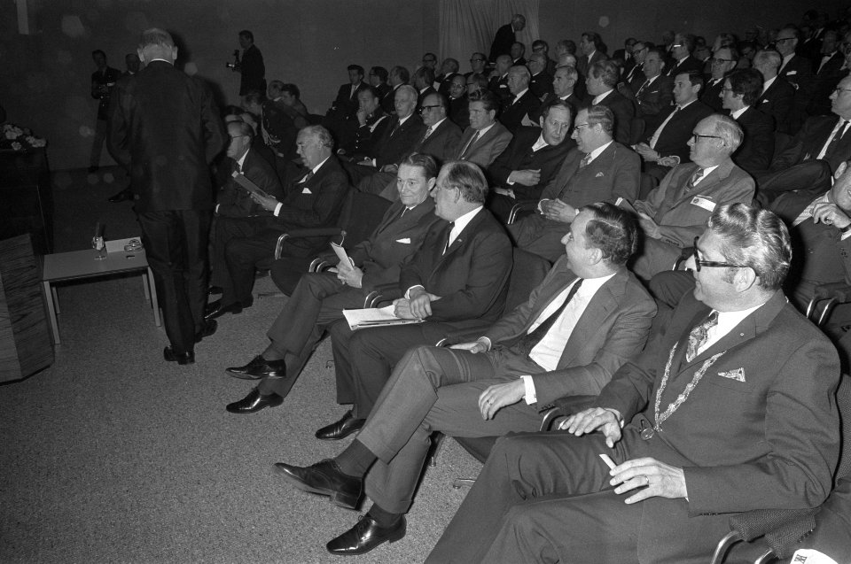 Prins Bernhard en prins Bert van Zweden tijdens openingsbijeenkomst, Bestanddeelnr 925-5433