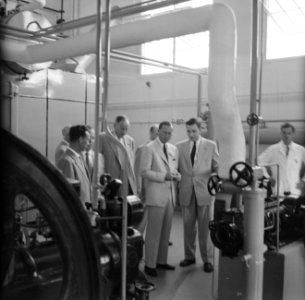 Prins Bernhard in de Surinaamse Brouwerij N.V. te Paramaribo ter gelegenheid van, Bestanddeelnr 252-4310
