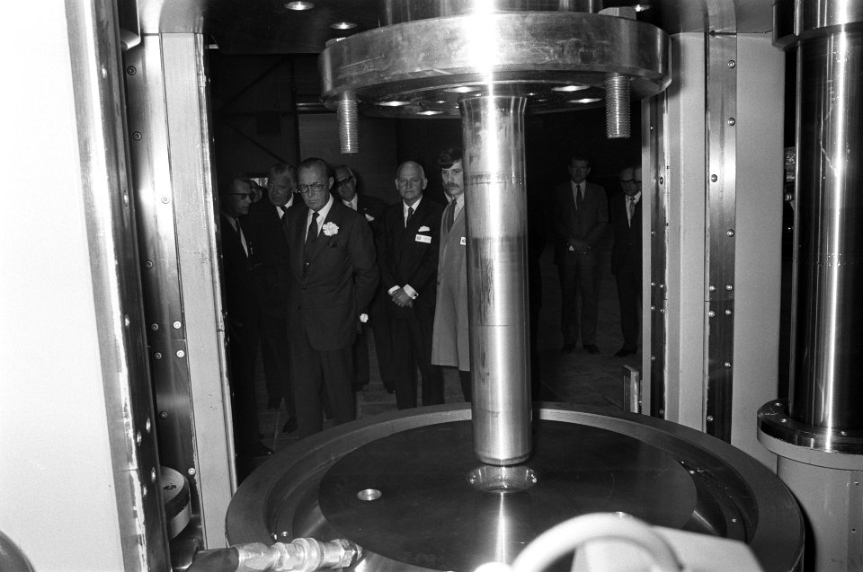 Prins Bernhard en prins Bert van Zweden tijdens rondleiding, Bestanddeelnr 925-5430