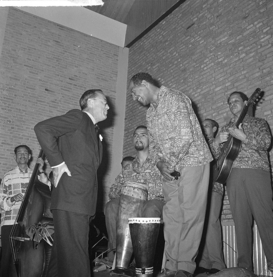 Prins Bernhard opende Surinametentoonstelling Mamio in Zwolle Prins Bernhard en, Bestanddeelnr 915-2816